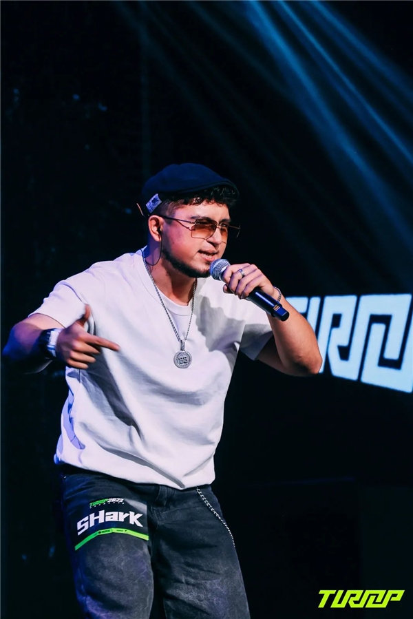 Kaiyun Sports-费耶诺德训练开放日，关键时刻回应争议引欢呼，社区盾在即，临场指挥获称赞(出谋献策和广纳良言)